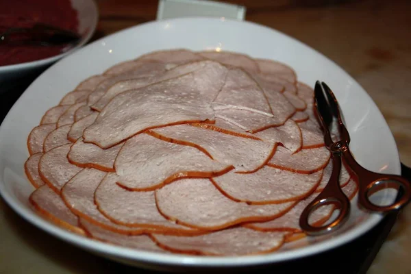 一片片的火鸡整齐地堆放在早餐自助餐吧的盘子里 — 图库照片