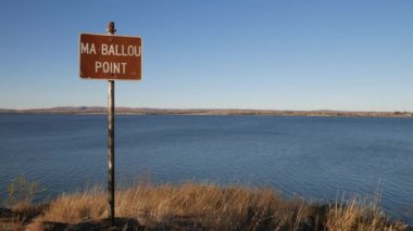 Lawtonka Gölü, Wichita Dağları, Oklahoma sahillerinde Ma Ballou Point tabelasının sabit çekimi.