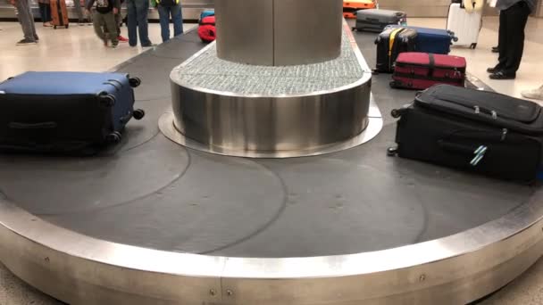 Suitcases rolling at the luggage conveyor at the Will Rogers World Airport in Oklahoma City. — Stock Video