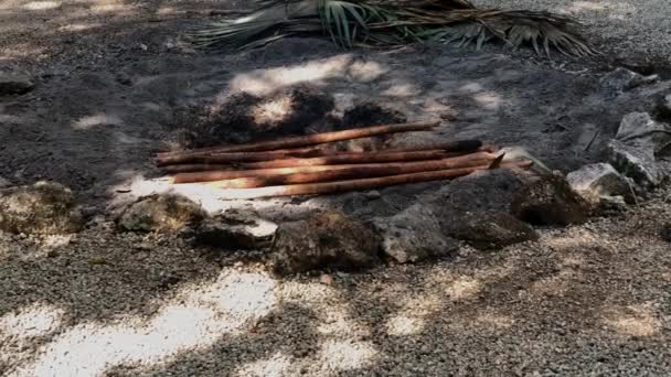 Vuur brandend op een ondergrondse kachel met brandhout — Stockvideo