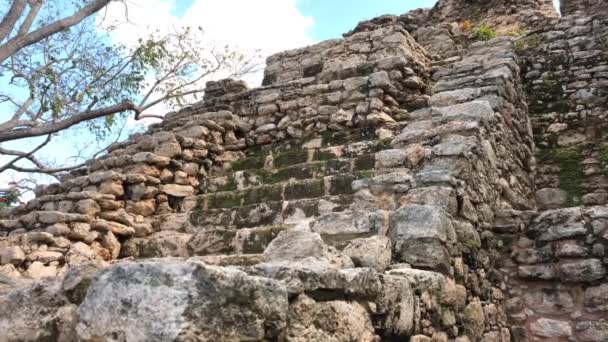 Nahaufnahme, nach oben gerichtete Aufnahme der Ruinen eines Maya-Tempels in Limones, Costa Maya, Mexiko. — Stockvideo
