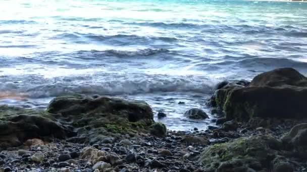 Medio primer plano de olas rodando a la orilla en una playa tropical en el sur de Filipinas. — Vídeos de Stock