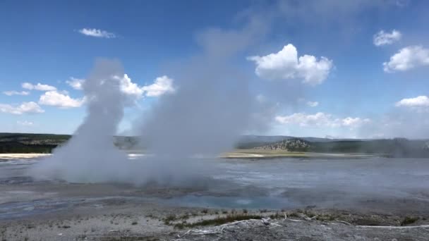 Clepsydra Gayzer Yellowstone Ulusal Parkı, Wyoming 'de sıcak buhar ve duman püskürtüyor.. — Stok video