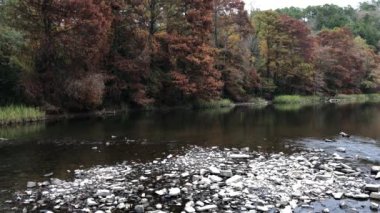 Beavers Bend, Oklahoma 'dan akan dağ çatalı nehri sonbaharın güzel renkleriyle.