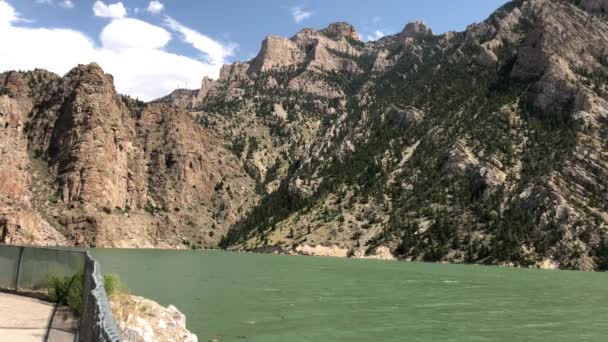 Ruční Záběr Řeky Shoshone Přehradě Buffalo Bill Wyomingu — Stock video