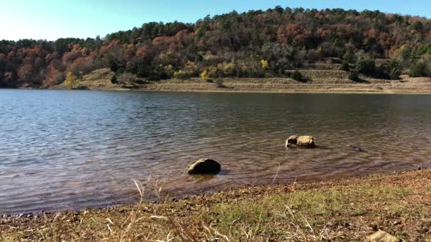 Stadig Skott Kristallklart Vatten Lake Wallace Oklahoma Höst — Stockvideo