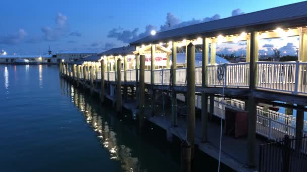 Marina Άποψη Φώτα Αντανακλάται Στα Νερά Στο Key West Φλόριντα — Αρχείο Βίντεο