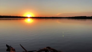 Gölün üzerinde güzel bir gün batımı yansıyor sulara.