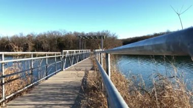 Sonbaharda Murray Gölü 'ndeki köprü, ağaçlarda renkli yapraklarla, Murray Gölü Eyalet Parkı, Oklahoma.