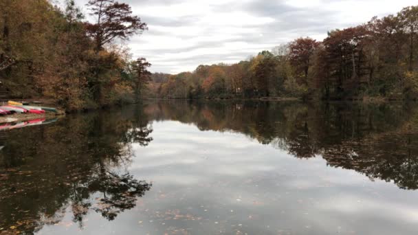 Beautiful reflections of the colorful trees and leaves of autumn at the Mountain Fork River, Beavers Bend State Park, Oklahoma. — Stock Video
