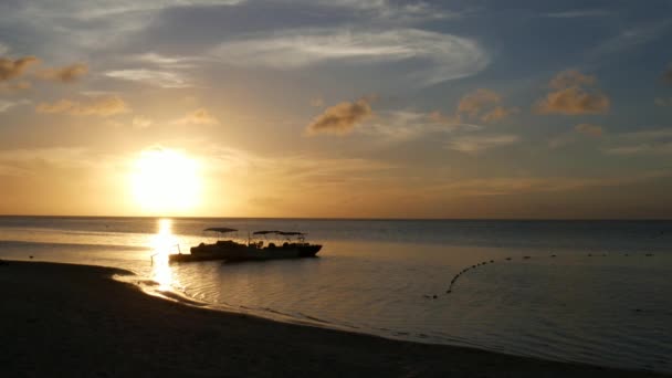 Goldene Reflexe Des Sonnenuntergangs Strand Mit Einem Boot Angedockt — Stockvideo