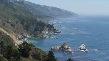 Kaliforniya, 1. Otoyol boyunca uzanan Big Sur 'da güzel bir sahil şeridi..