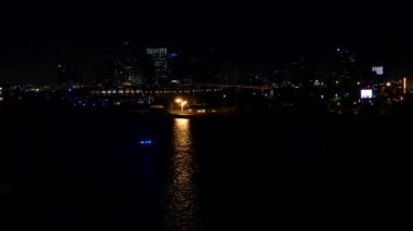 Miami sahili kıyı şeridi manzaralı, gece lambaları ve suda yanıp sönen bir plaj devriyesi.