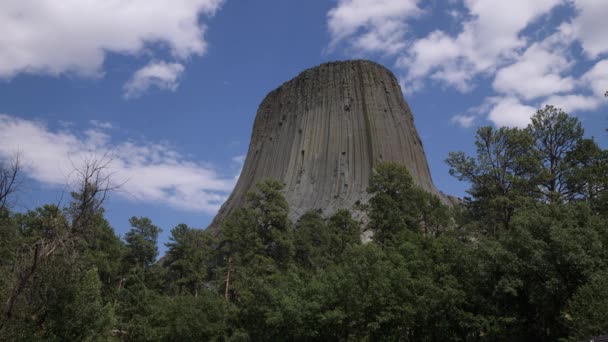 Upp Nära Stadig Skott Devils Tower Med Vackra Moln Himlen — Stockvideo