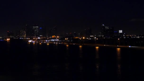 Stały Strumień Ruchu Wzdłuż Wybrzeża Miami Beach Nocnymi Światłami Odbitymi — Wideo stockowe