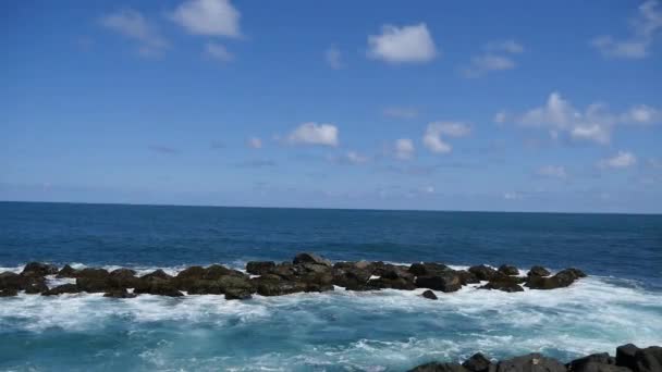 Ondas Espumantes Rolando Contra Rochas Uma Praia Tropical — Vídeo de Stock