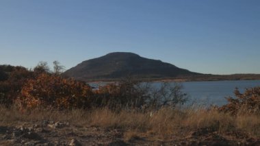 Lawtonka Gölü 'nün geniş açılı görüntüsü. Scott arka planda, Oklahoma.