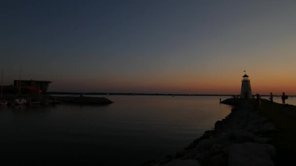 Hefner Gölü Deniz Fenerinin Silueti Günbatımının Tadını Çıkaran Tanınmayan Insanlarla — Stok video