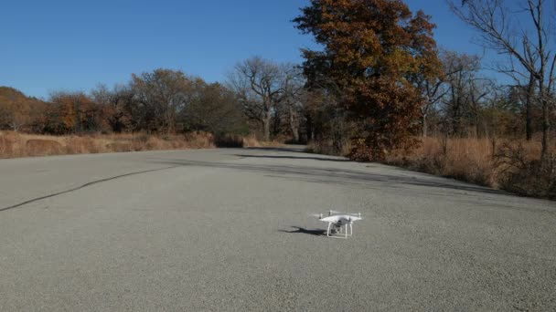 Drone Opstijgen Van Een Betonnen Parkeerplaats — Stockvideo