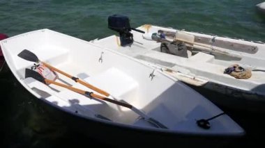 Küçük tekneler rıhtıma bağlandı ve güçlü dalgalara sallanıyor.