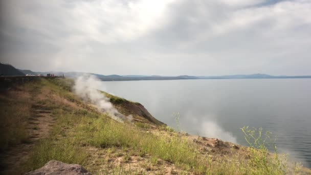 Steamboat Point com vista para a fumaça subindo das aberturas de vapor ao longo do lago Yellowstone no Parque Nacional de Yellowstone. — Vídeo de Stock