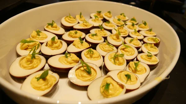 Plato Profundo Huevos Diabólicos Con Relleno —  Fotos de Stock