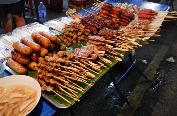 Berbagai Macam Makanan Lezat Barbeque Ditampilkan Pasar Jalanan — Stok Foto