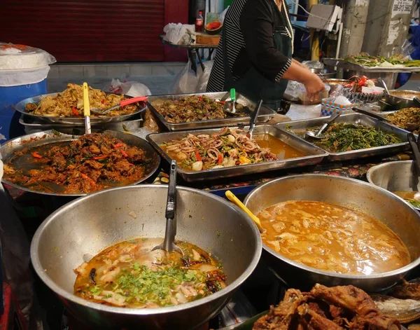 Berbagai Macam Makanan Jalanan Yang Baru Dimasak Dipajang Pasar Makanan — Stok Foto