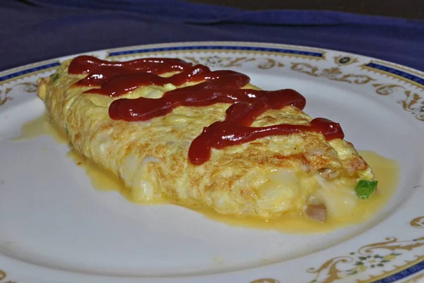 Succosa Frittata Uova Spruzzata Con Catsup Cima — Foto Stock