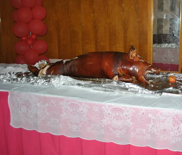 Cerdo Asado Entero Una Mesa Favorito Todos Los Tiempos Fiestas — Foto de Stock