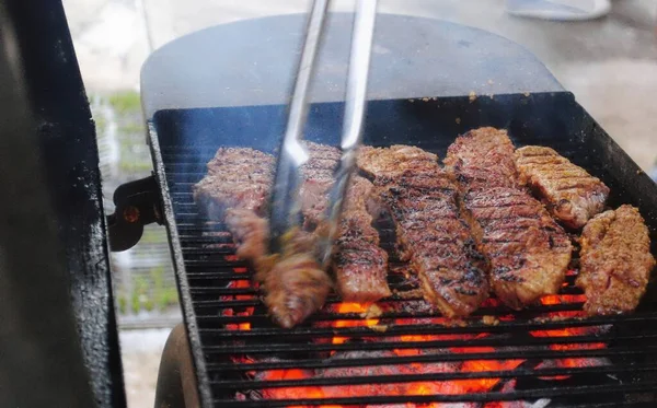 Rodajas Carne Marinada Parrilla Sobre Parrillas Calientes —  Fotos de Stock