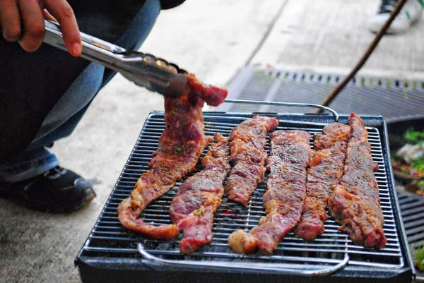 Mão Homem Lançando Fatias Carne Sobre Grelhas Quentes — Fotografia de Stock