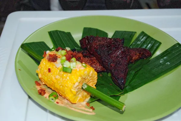 Fatias Carne Grelhada Com Milho Cremoso Espiga Servida Folhas Banana — Fotografia de Stock