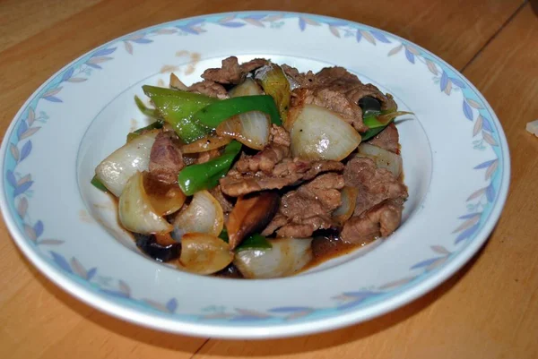 Plaat Van Dun Gesneden Rundvlees Gekookt Met Uien Groene Paprika — Stockfoto