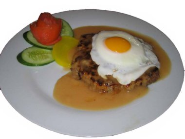 Sos soslu hamburger, yumurta, domates ve salatalık dilimli.