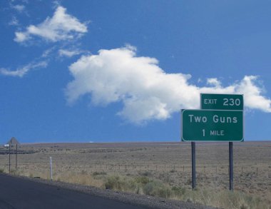 Arizona 'da Coconino County' de bir hayalet kasaba olan Two Guns 'a uzaklık bilgisi yazan yol kenarı tabelası..