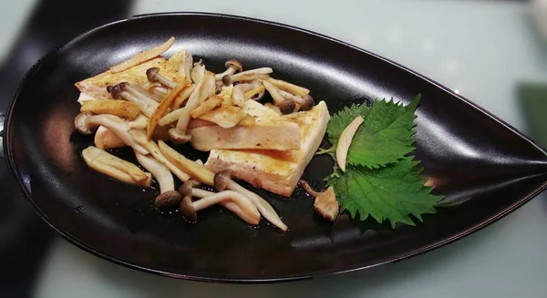 Piatto Funghi Fritti Tofu Servito Piatto Forma Foglia — Foto Stock