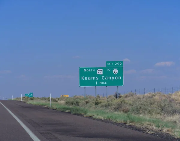 Señal Direccional Carretera Arizona Con Distancia Keams Canyon — Foto de Stock