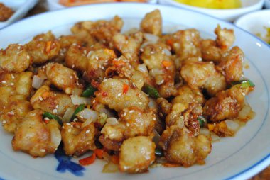 Kızarmış tavuk ısırıklarını kırmızı biberle kapat.