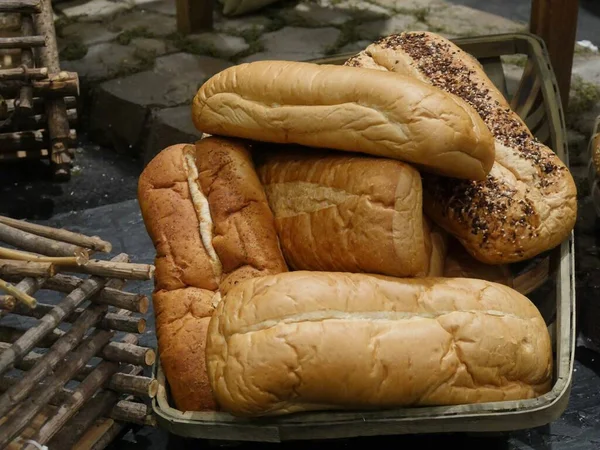 Świeże Bochenki Chleba Rozłożone Wiklinowym Koszu Ujęcie Dół — Zdjęcie stockowe