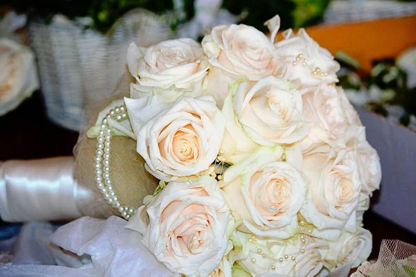 Svatební Kytice Čerstvých Bílých Květin Svázaná Perleťovými Vlákny — Stock fotografie