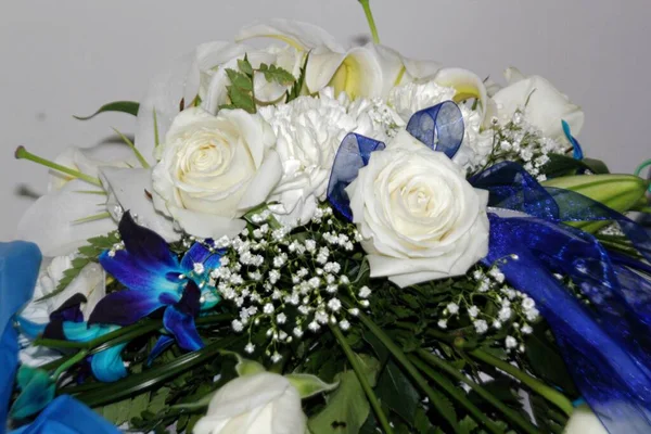 Stůl Uprostřed Květinové Aranžmá Bílých Růží Baby Breath Květiny Modrými — Stock fotografie
