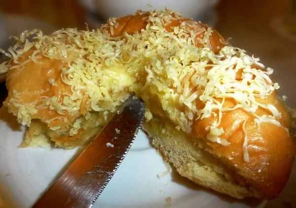 Scheiben Ensaymada Brot Mit Geschreddertem Käse Obendrauf — Stockfoto