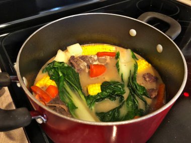 Biberli, mısırlı, Çin lahanalı ve havuçlu ev yapımı sığır pirzolası çorbası.