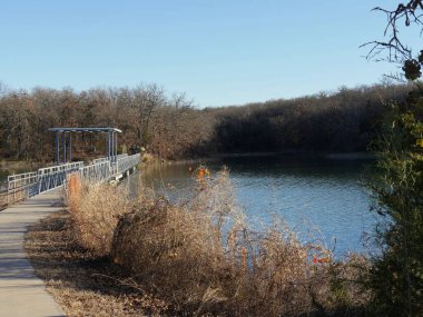 Murray Gölü Sonbaharda renkli yapraklarla çerçevelenir.