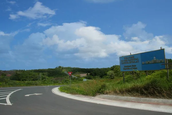 Знак Billboard Извилистой Дороге Мелекеок Национальном Капитолии Палау — стоковое фото