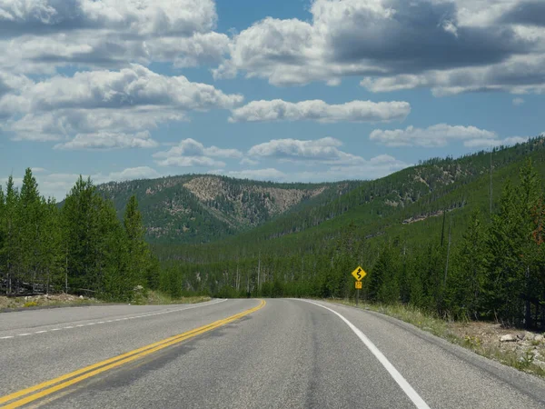 Verharde Weg Landschap Bij Yellowstone National Park Wyoming — Stockfoto