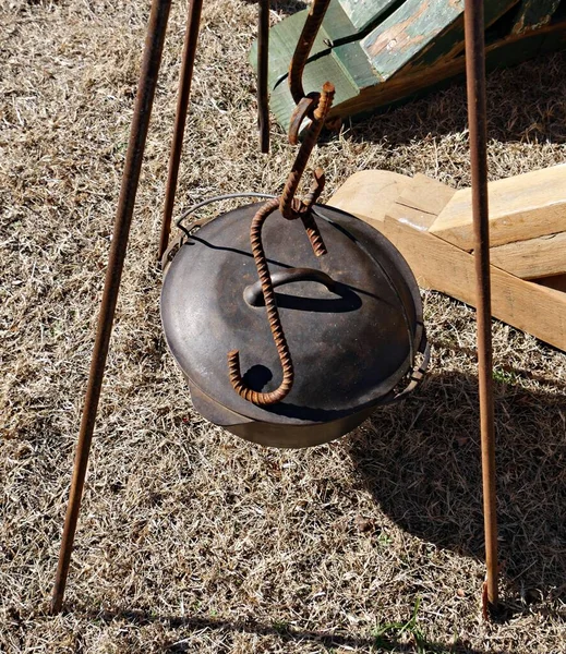 Oude Kookpot Opgehangen Met Spoelen Van Stalen Palen — Stockfoto