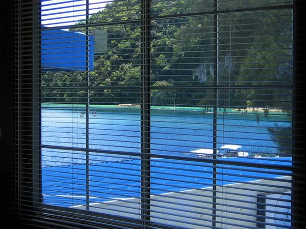Belle Lagune Bleue Vue Travers Les Stores Une Fenêtre Koror — Photo