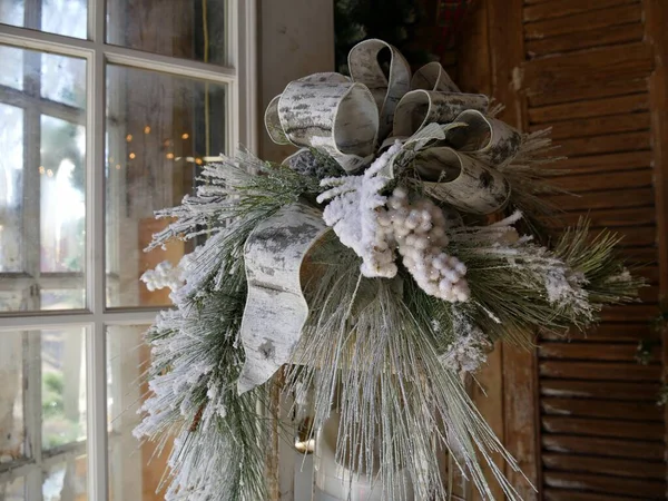 Χριστουγεννιάτικη Διακόσμηση Από Χιονισμένα Κλαδιά Πεύκου Και Λευκής Κορδέλας Υπαίθρια — Φωτογραφία Αρχείου